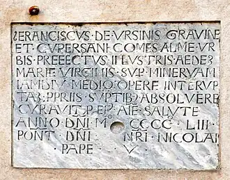 Inschrift an der Kirche Santa Maria sopra Minerva in Rom; Francesco Orsini (†&nbsp;1503), 4.&nbsp;Herzog von Gravina, hatte als Stadt­präfekt mit eigenem Vermögen dazu bei­getragen, dass der Bau der Kirche voll­endet wurde