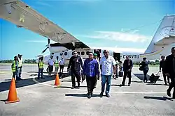 Staatspräsident Francisco Guterres kommt am Flughafen Oecusse mit einer der Maschinen der ZEESM an