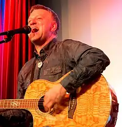 Frank Bülow singt live und spielt dabei Gitarre