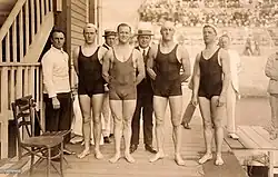 Die Staffel, die 1920 Silber gewann (in Badeanzügen v.&nbsp;l.&nbsp;n.&nbsp;r.): Frank Beaurepaire, William Herald, Ivan Stedman, Keith Kirkland