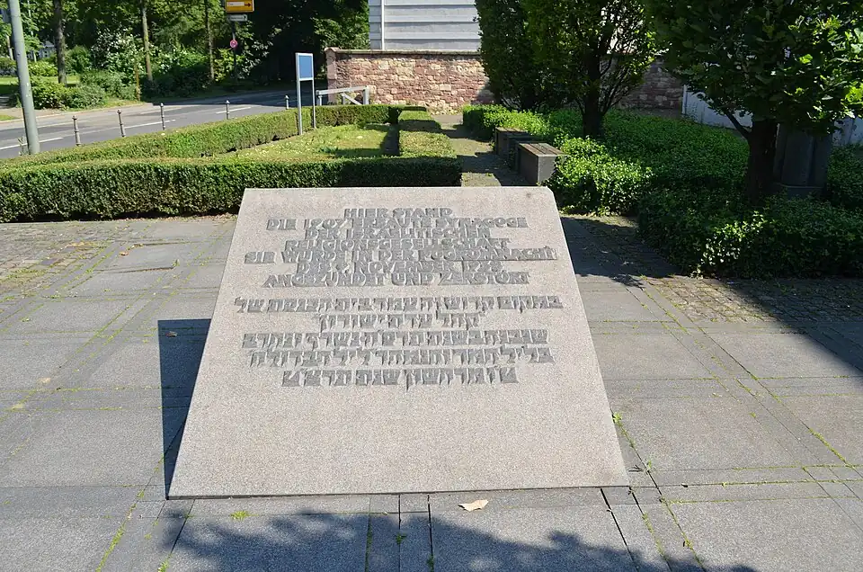 Gedenkstein auf dem Vorplatz