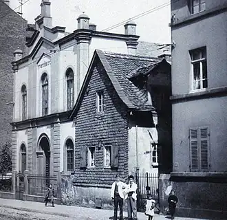 Die „neue“ Synagoge (links), rechts daneben das Gemeindehaus (1906)