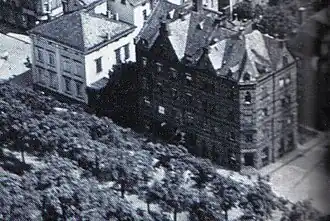 Mehrfamilienhaus mit Gasthaus Zum Kurfürst im Erdgeschoss (1926)