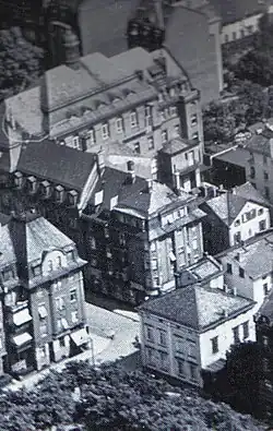 Mehrfamilienhaus, im Hintergrund links die alte Post (1926)