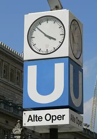Hinweisschild zum U-Bahnhof am Opernplatz