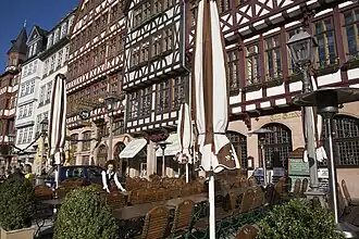 Tische vor dem Kleinen Laubenberg