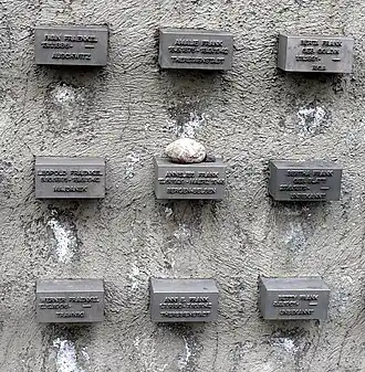 Namensblock für Anne Frank (Bildmitte)