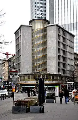 Junior-Haus am Tag und am Abend (mit erleuchtetem Treppenhaus)