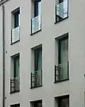 Moderne französisches Fenster mit Glasgeländern (Hannover)