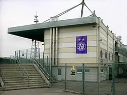 Die Südtribüne mit der Geschäftsstelle (2008)