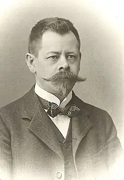 Franz Winter mit spitzem Bart, dunkler Fliege und Anzug