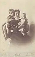 Franziska Gräfin Attems-Gilleis und ihre Söhne Erich und Dominik, März 1896