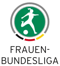 Abgebildet ist das Logo der deutschen Frauen-Fußball-Bundesliga. Das Logo ist ein Kreis mit grünem Rahmen, weiter innen ein dünner weißer Rahmen. Der grüne Rahmen endet unten am Keis und es werden Ragmen in schwarz, rot und gold abgebildet. In der Mitte ein grüner Kreis mit der stilisierten Abbildung einer im Schuss befindlichen Fußballerin in weiß.