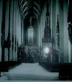 Inneres der Kirche nach der neogotischen Umgestaltung 1858–1868: neue Kanzel, Grabmal Ludwigs des Bayern, im Hintergrund der neue Marienaltar des Bildhauers Anselm Sickinger (mit den Flügelbildern von Schwinds), Heiligenfiguren an den Pfeilern mit neogotischen Baldachinen.[9]