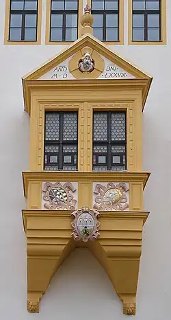 Wappen an einem Rathauserker; im Giebelfeld angeblich der Kopf des Kunz von Kauffungen als Gaffkopf