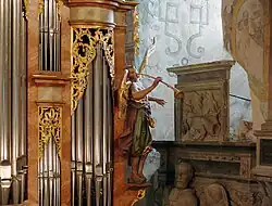 Rechte Seite mit Engelsfigur