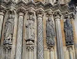 Gewände-Statuen rechts von links: Johannes der Evangelist, David, Batseba, Aaron