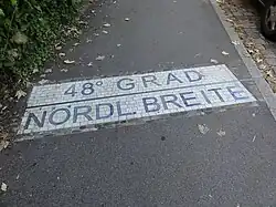 Verlauf des 48. Breitengrades als Pflastermosaik in der Habsburgerstraße.