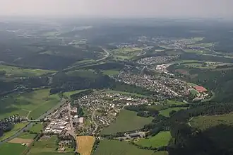 Meschede-Freienohl im Oeventroper Ruhrtal. Links neben der Bundesautobahn 46 steigen die Rumbecker Hänge an.
