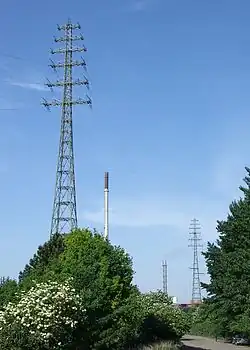 Unkonventionelle Masten realisieren die Freileitungskreuzung bei Duisburg-Rheinhausen.