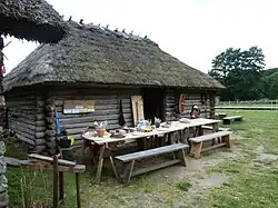 Blockhaus mit Strohdach