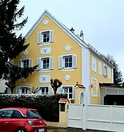 Freseniusstraße 27 (neuerer Bau mit historisierendem Stuckzierat)