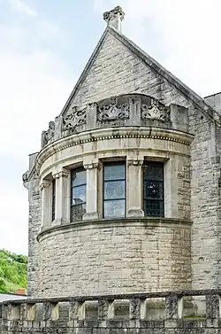 Giebelseite der Ehrenhalle von der Straße her gesehen