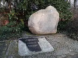 Hererostein mit Namibia-Gedenkplatte