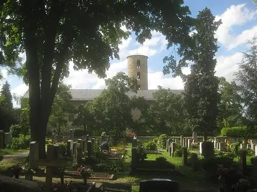 Blick vom Friedhof auf die Herz Jesu-Kirche.