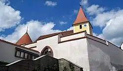 Mittelalterliche Friedhofsmauer mit gotischem Torbogen