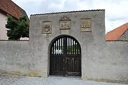 Wappenkartuschen am Obervolkacher Friedhof