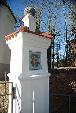 Rechter Friedhofstorpfeiler Frickenhausen (Unterallgäu) mit dem Wappen der Unterhospitalstiftung