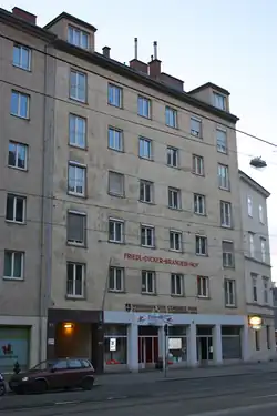 Der 2016 benannte Friedl-Dicker-Brandeis-Hof in Wien-Alsergrund, Althanstraße 33.