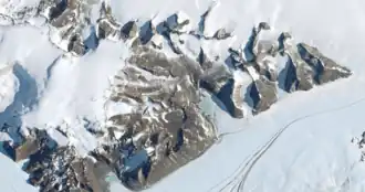 Östlicher Ausläufer der Darwin Mountains mit dem Midnight-Plateau (linke Bildhälfte) und dem Junction Spur (ganz rechts)