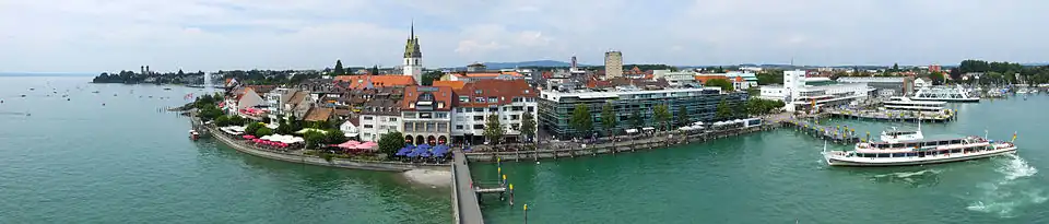 Panorama Friedrichshafens mit Uferpromenade, Altstadt und Hafen (Blick vom Moleturm)