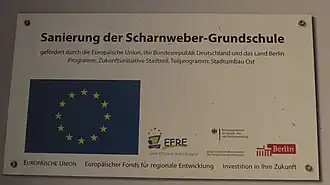 Hinweis auf die erfolgte Sanierung im Durchgang