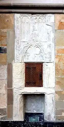 Relief mit Feuerstelle