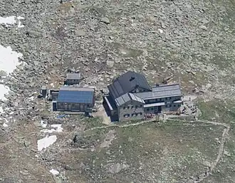 Blick auf das Friesenberghaus mit Nebengebäuden (2023)