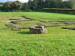 Fundamentreste der Wohngebäude mit Brunnen