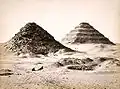 Nordseite der Userkaf-Pyramide. (1858) Im Hintergrund die Djoser-Pyramide