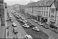 Blick in die Goethe-Allee Richtung Osten, nach Fällung der Lindenallee und mit Mittelparkplatz (Ende der 1970er Jahre)
