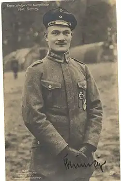 Fritz Rumey, 45&nbsp;Luftsiege, stürzte am 27. September 1918 tödlich ab, als sich nach dem Absprung aus seinem abstürzenden Flugzeug sein Fallschirm nicht öffnete