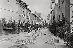 Schmücken am Fronleichnamsmorgen 1961 in Mülheim-Kärlich