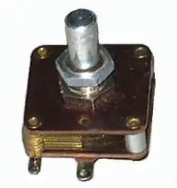 Drehkondensator im offenen Pertinax-Gehäuse mit Phenolharzpapier als Dielektrikum