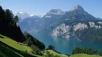 Oberbauenstock (m.) & Niederbauen Kulm (r.) über dem Urnersee (aus dem Kanton Schwyz im NO).