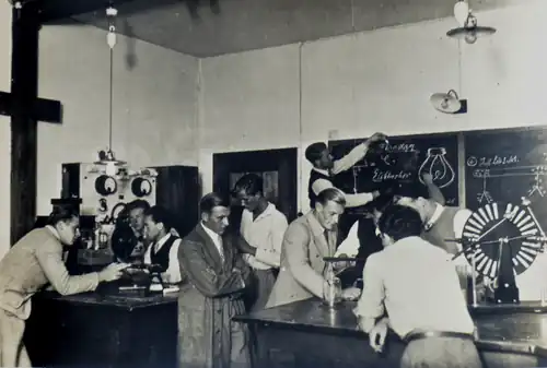 Physikunterricht in der Schulgemeinde Wickersdorf, ca. 1934/35. Lt. Tafel ging es u.&nbsp;a. um die Ladungsmenge Faraday und den Elektrophor