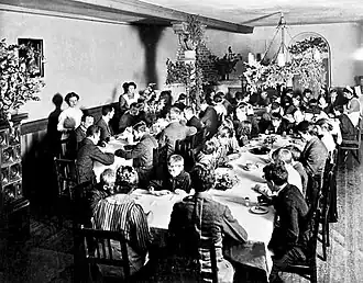 Mahlzeit im weihnachtlich geschmückten Speisesaal (1911)