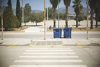 Fußgängerüberweg am Flughafen Athen-Elliniko. Auch heute noch wird hier Müll von der Müllabfuhr regelmäßig abgeholt.