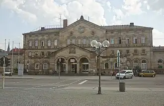 Empfangsgebäude vom Bahnhofsvorplatz aus gesehen
