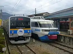 Bahnhof Ōtsuki mit zwei verschiedenen Zugtypen für Pendler- und Touristenverkehr